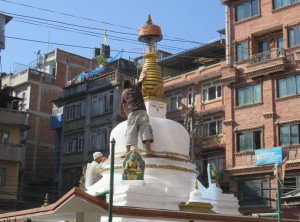 Malerarbeiten an einer Stupa